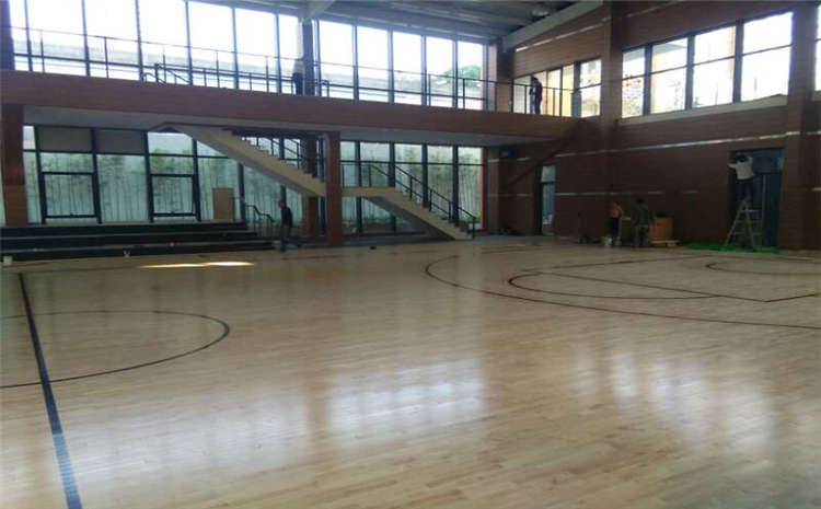 五角楓羽毛球館木地板廠家哪家好？